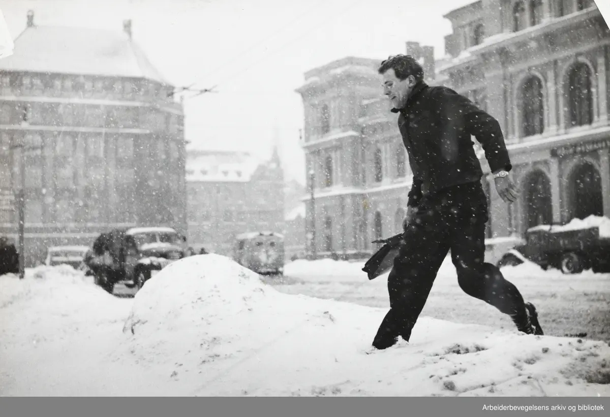 Voldsomt snøvær i Oslo. Christian Frederiks plass. Østbanehallen til høyre. Februar 1954