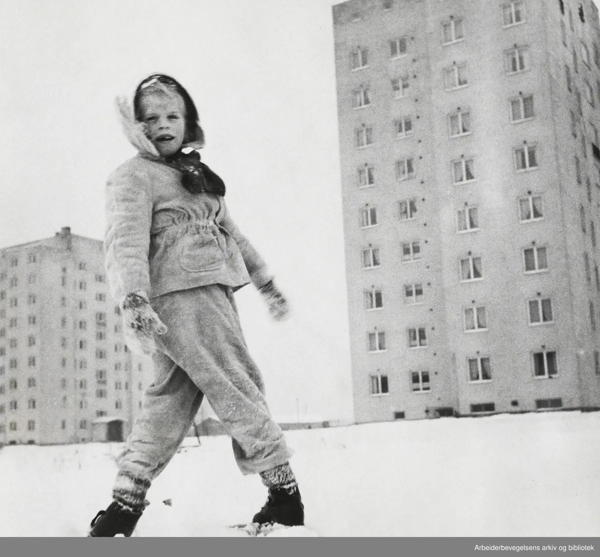 Voldsomt snøvær på Etterstadsletta i Oslo, februar 1954.