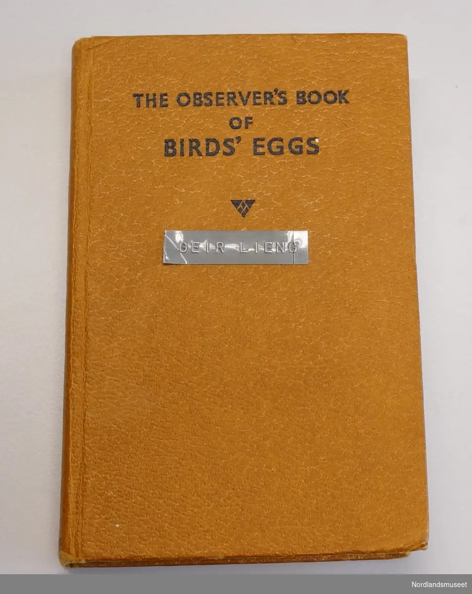 Treesker med rom til egg, 78 eggeskall og en bok "The observer's book of bird's eggs". Lokket på esken har opptegnet skisse esken med oversikt over fugleartene.
Kartongeske med 21 eggeskall.