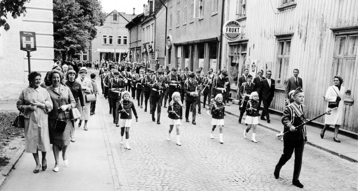 Svenska flaggans dag 6 juni. Musikskolans orkester tågar förbi åskådarna.