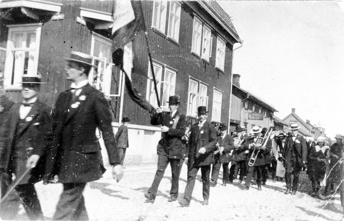 1:a Maj demonstration omkring 1915. Tåget går längs Drottninggatan och i bakgrunden syns kvarteret Hästskon.