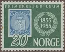 Frimärke ur Gösta Bodmans filatelistiska motivsamling, påbörjad 1950.
Frimärke från Norge, 1955. Motiv av Reproduktion av frimärke fr. 1855 4 skilling blå 