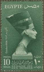 Frimärke med motiv av skulptur av drottning Nefertiti, hustr