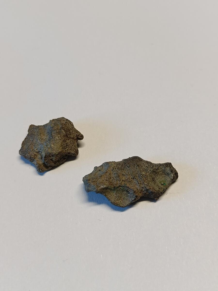 To smelteklumper i metall. Verkstedsavfall