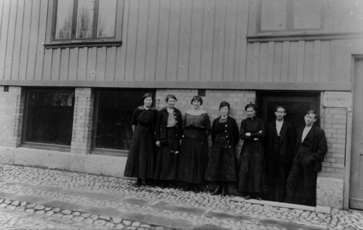 Gruppbild på personalen utanför Molanders syverkstad i Norinderska huset, kv Liljan 1.