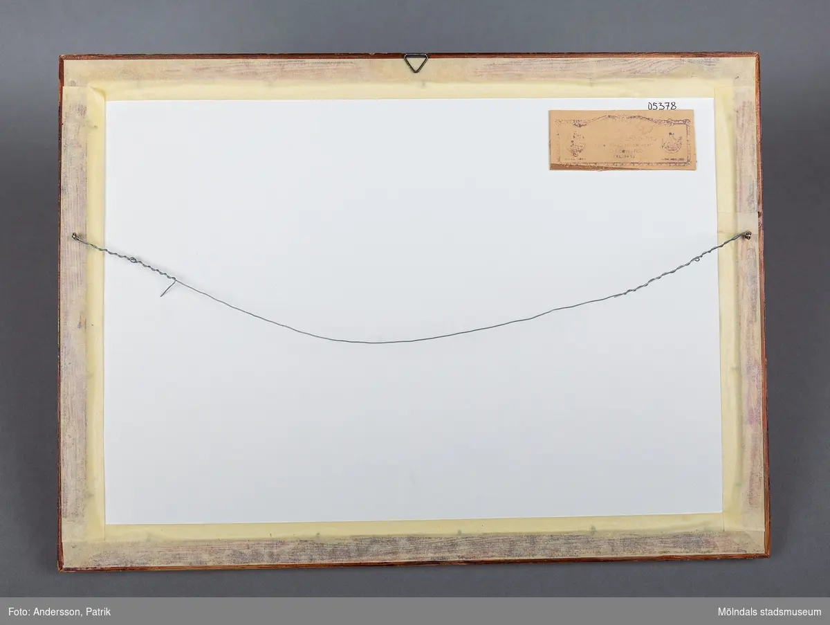 Ett inramat fotografi som föreställer prinsen av Wales, Prins George och dåvarande kronprins Gustav VI Adolf vid ett besök på Papayrusfabriken i Mölndal år 1932. Fotografiet har en beige passepartout med en svagt tonad grå/beige bakgrund föreställande en siluett av området vid papyrusfabriken.
Under fotot finns texten: Their Royal Highnesses The Prince of Wales, Prince George and The Crown Prince of Sweden visiting Papyrus Paper Mills
October 11TH 1932. Längst upp på tavlan står det Papyrus Paper Mills
Mölndal Sweden.
Bilden har en brun medeltjock konkavt formad träram.
På baksidan av tavlan finns ett emblem som anger: Aktiebolaget Ferm & Persson förgyllerietablissement.