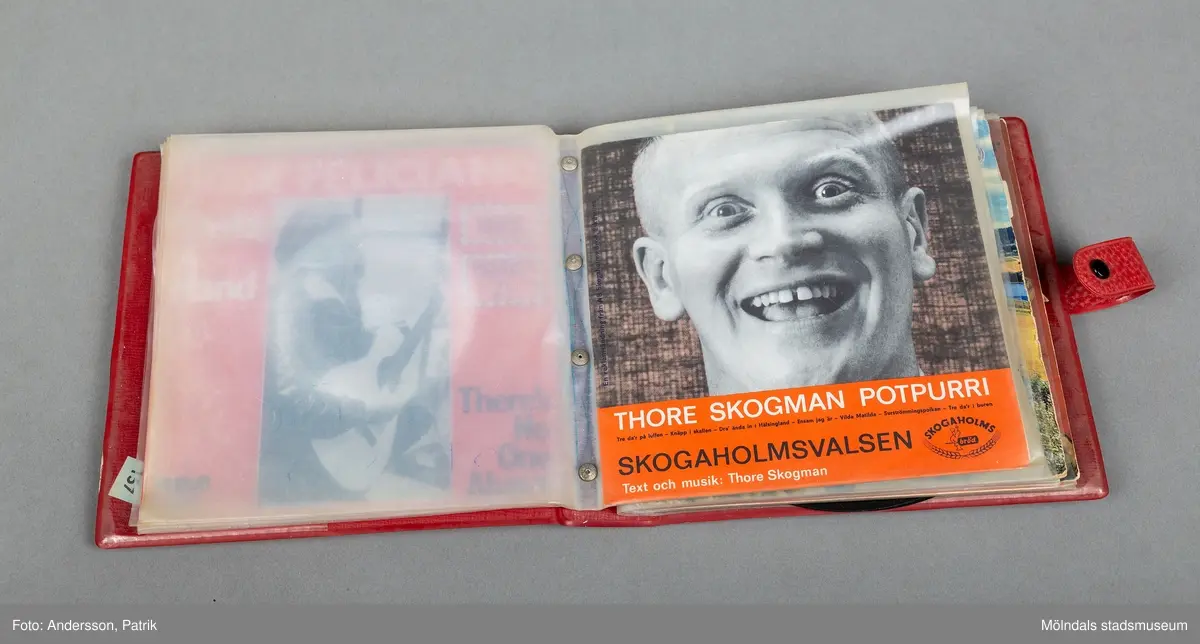 En röd väska i vinyl, som innehåller 8 singlar från 1960-1970 tal. Väskan har ett handtag och Flera av dem är reklamskivor ( Skogaholms bröd), Instant Premiär kaffe). Singlarna ligger i plastfack som fästs med tryckknappar på väskans/ fodralets pärm.  Väskans ägare Margareta Andersson (1950-2019) som gift Maragareta Kanter, har skrivit sin namnteckning på skivomslagen. Singeln av musikern Emele Ford åtfäljs av en autograf och tre svartvita tidningsurklipp föreställande artisten. Dessutom ligger 6 st tunna reklamsinglar löst i fodralet.
På väskans omslag står det Stones handskrivet med svart penna.
EP-skivor eller även kallade vinylskivor är gjorda av vinylplast. De var dominerande under 1950- 1990 som uppspelningsmedium. De första vinylskivorna tillverkades på 1930-talet. Det stora genombrottet kom först 1948, då man lanserade den första LP-skivan. På 1970-talet började man ge ut vinylskivor med stereoljud.
Vinylen har återigen börjat bli populär och säljs stort på andrahandsmarknaden.