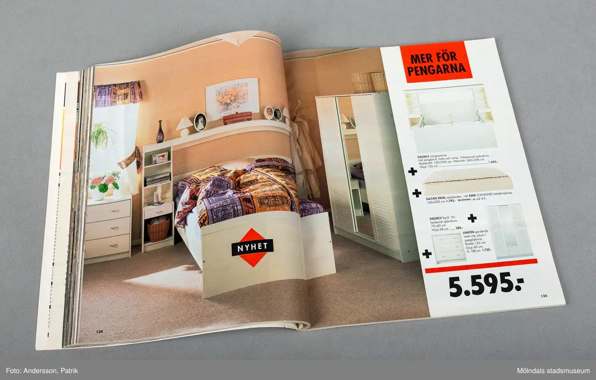 En Ikeakatalog från 1994. På framsidans övre högra hörn finns en bild på en blåvit rutig soffa. Längst ned till höger finns ett vitt runt mindre bord med två blomvaser.
Texten IKEA står mitt på sidan i mörkblå färg. Längst uppe till vänster finns en blå ruta som innehåller siffran femtio i gul färg.
På katalogens baksida finns en bild på vita matallrikar. Dessa heter Plakett tallrikar och en stor siffra visar att tallrikarna kostar fem kronor styck.
Ikea är ett svenskt varumärke som grundades 1943 av Ingvar Kamprad som ett postorderföretag. Företaget ägs numera av en stiftelse i Nederländerna. Huvudkontoret ligger numera i Leiden i Nederländerna.