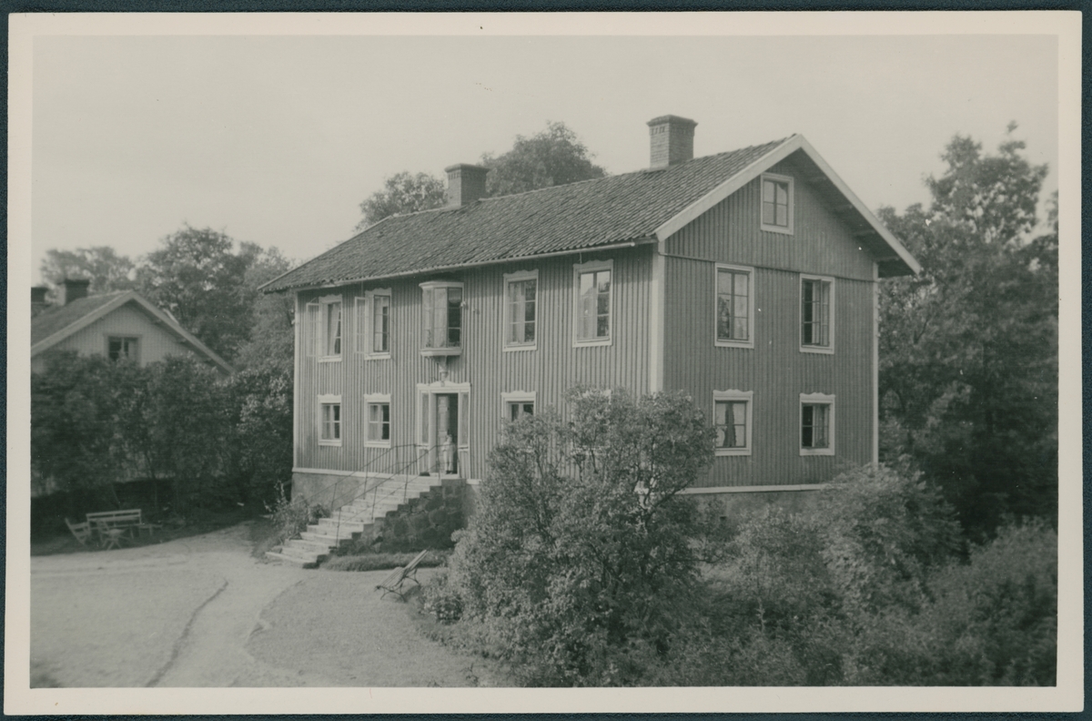 Förvaltarbostaden i Forsvik. 
Bostaden byggdes år 1827. Från och med 1876 användes huset som brukshotell och sedan kamrersbostad. Forsviks Skogar köpte fastigheten 1948 som sedan revs år 1975.