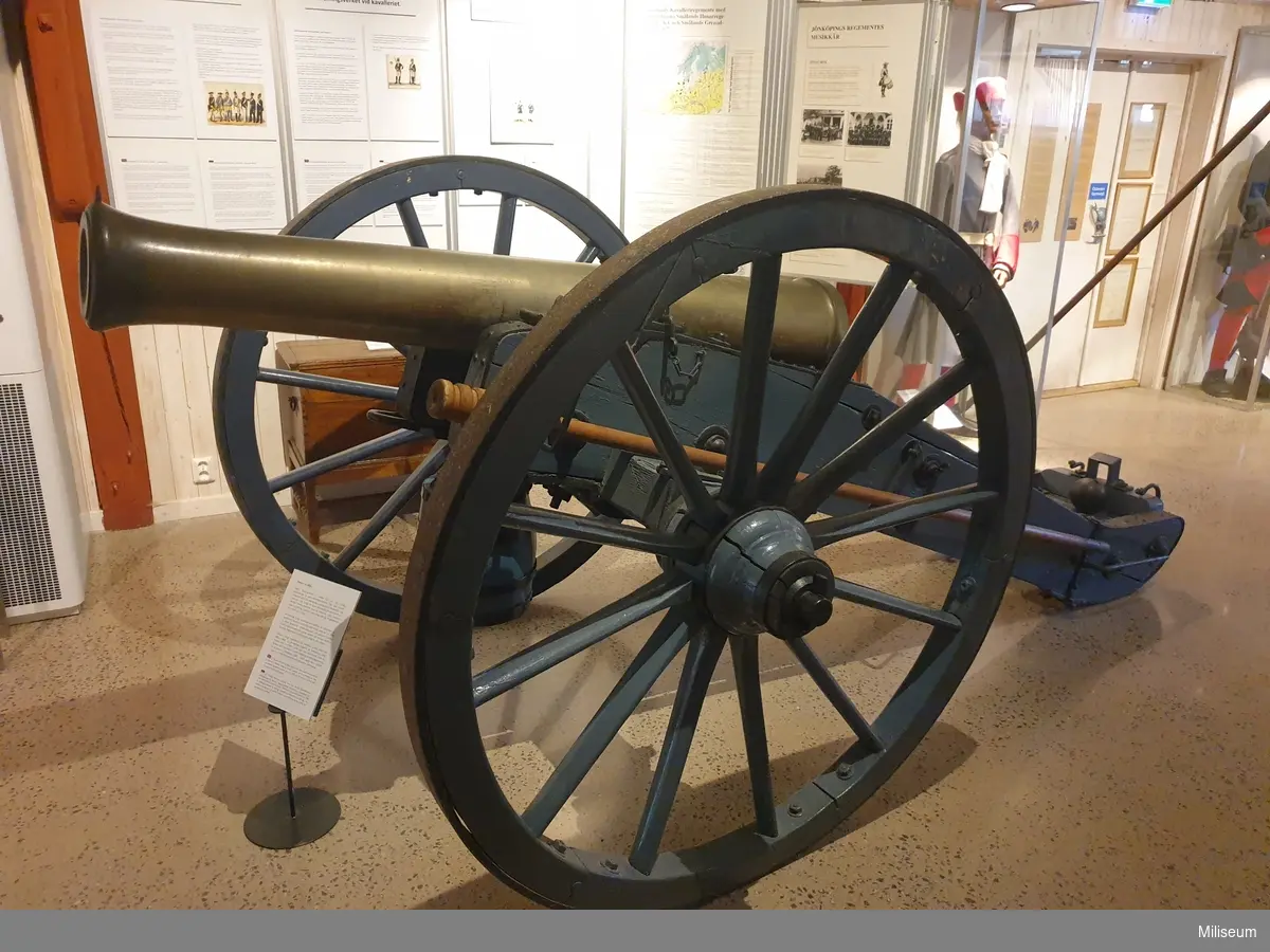 12 punds kanon m/1816, vapennr 2.
På bild 5 syns denna kanon till vänster. Exakt på denna plats var kanonen placerad mellan c:a 1900 och 1985. Bilden är tagen 1984 och platsen är det så kallade "Valvet" på Smålands artilleriregemente (A 6) i Jönköping.