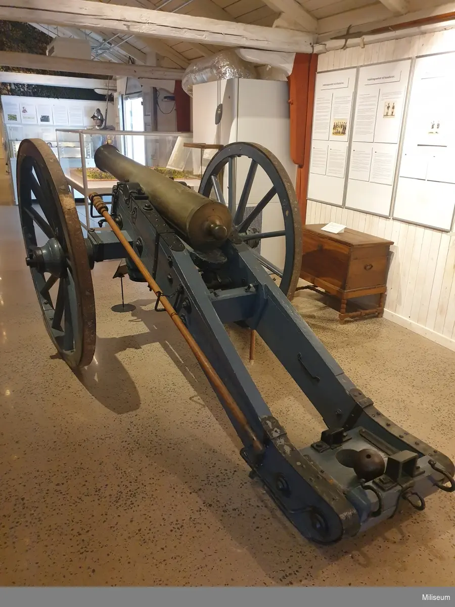 12 punds kanon m/1816, vapennr 2.
På bild 5 syns denna kanon till vänster. Exakt på denna plats var kanonen placerad mellan c:a 1900 och 1985. Bilden är tagen 1984 och platsen är det så kallade "Valvet" på Smålands artilleriregemente (A 6) i Jönköping.
