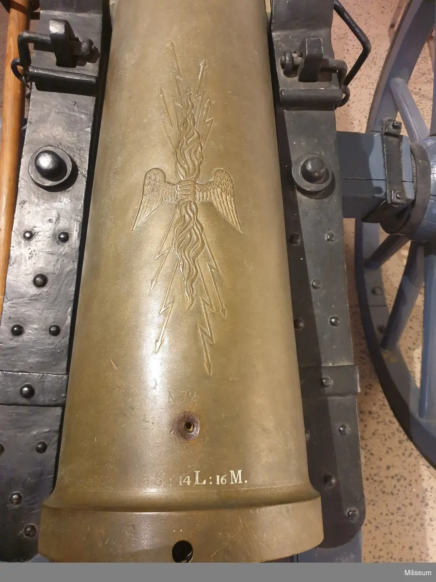 12 punds kanon m/1816, vapennr 2.
På bild 5 syns denna kanon till vänster. Exakt på denna plats var kanonen placerad mellan c:a 1900 och 1985. Bilden är tagen 1984 och platsen är det så kallade "Valvet" på Smålands artilleriregemente (A 6) i Jönköping.