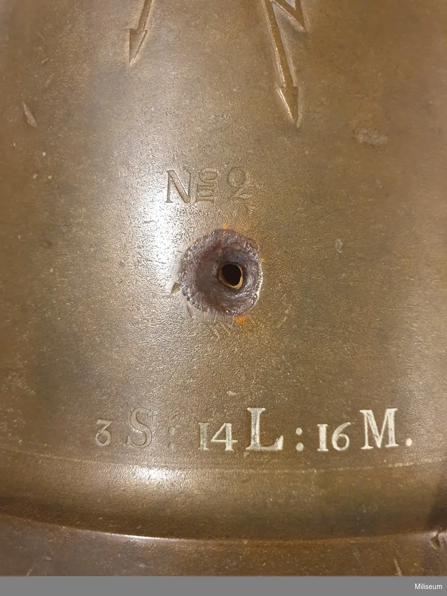 12 punds kanon m/1816, vapennr 2.
På bild 5 syns denna kanon till vänster. Exakt på denna plats var kanonen placerad mellan c:a 1900 och 1985. Bilden är tagen 1984 och platsen är det så kallade "Valvet" på Smålands artilleriregemente (A 6) i Jönköping.
