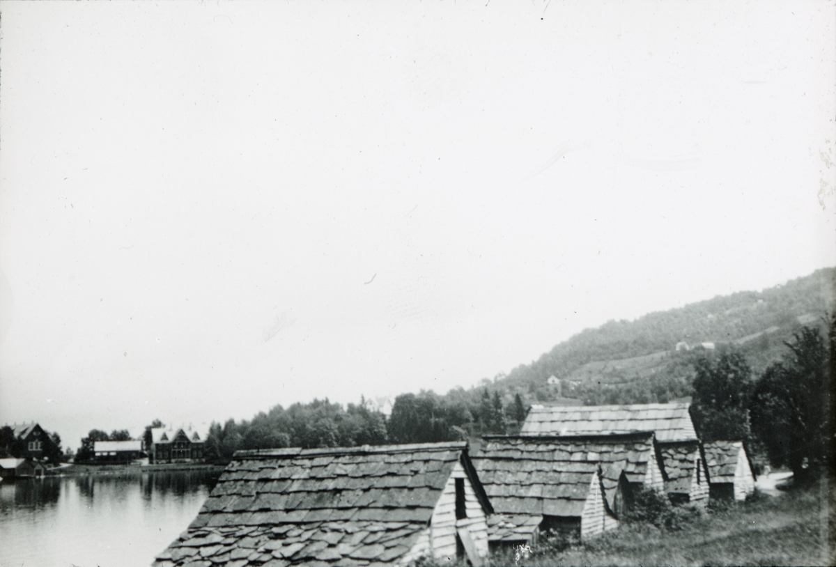 Dias. Båthus ved vannet i Nordheimsund.