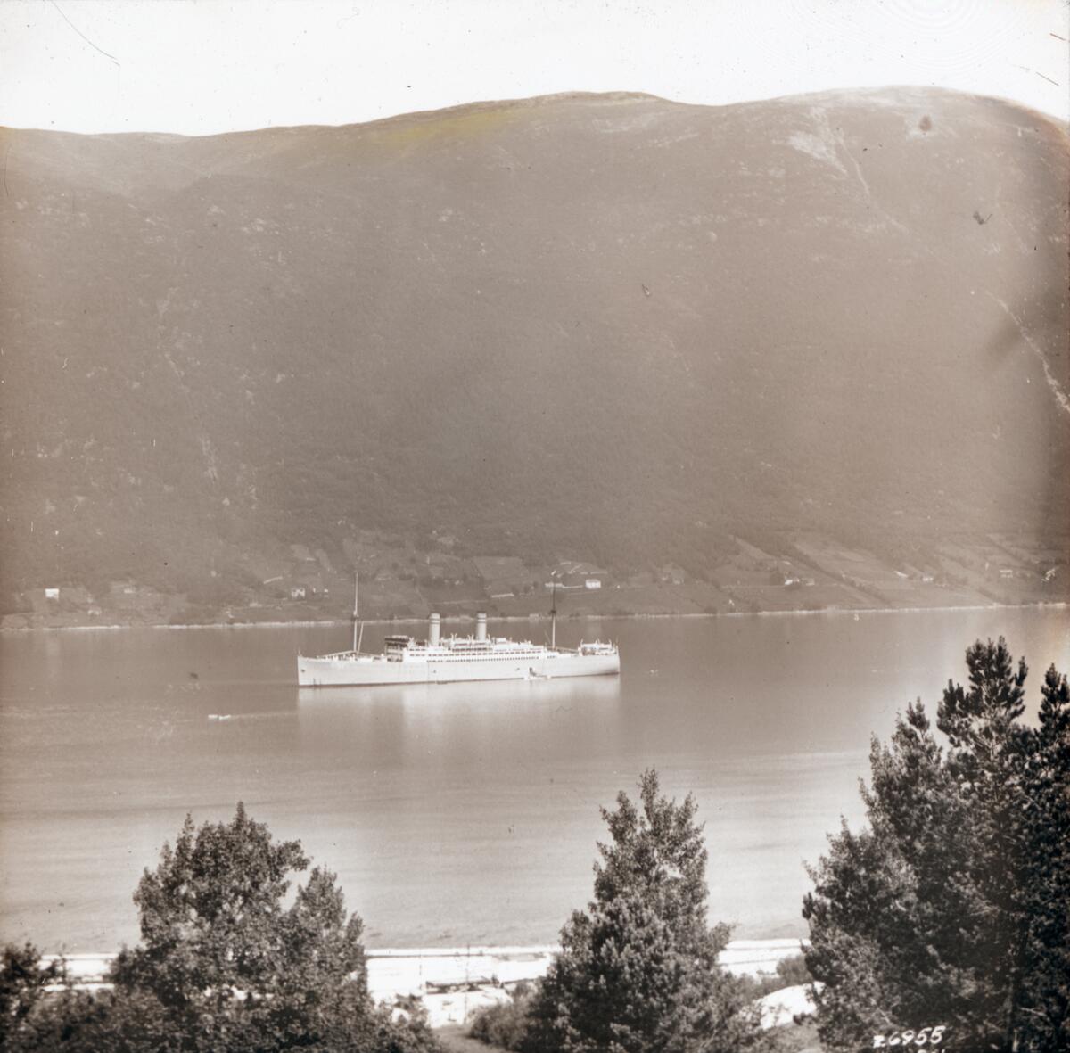 Dias. Passasjerskipet "Stavangerfjord" ligger på fjorden ved Åndalsnes.  