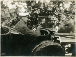 Kong Haakon kjører bil, 1920