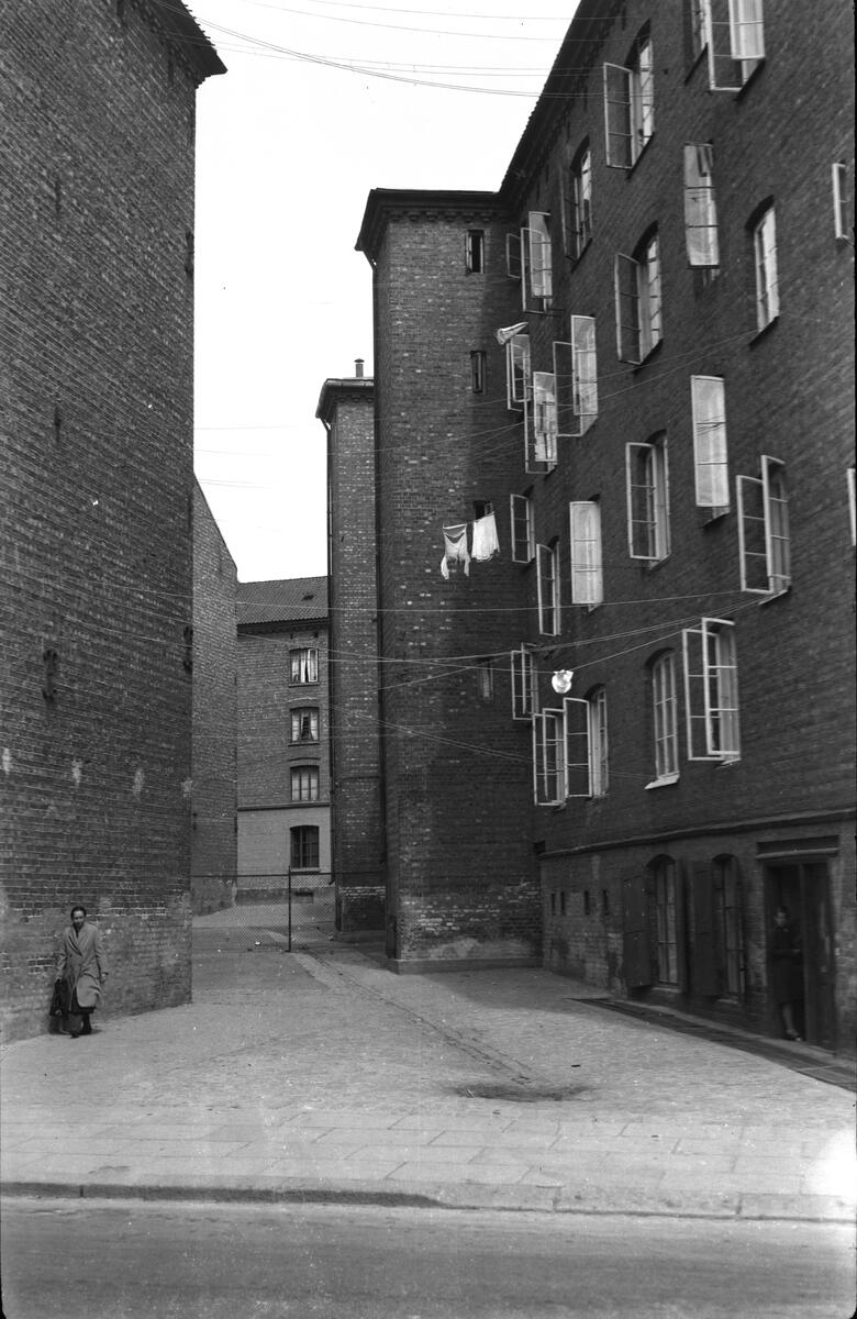 Gråbeingårder i Oslo. Gårdene ble oppført i tidsrommet 1886-1894. Mellom gårdene henger snorer til klestørking.