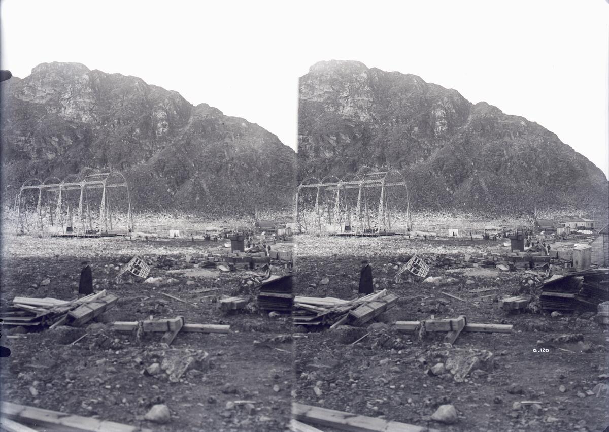 Stereofotografi. Utsyn over området på Danskeøya, der den amerikanske journalisten og oppdageren Walter Wellman hadde baser for sine forsøk på å nå polpunktet med luftskip mellom 1906 og 1909.