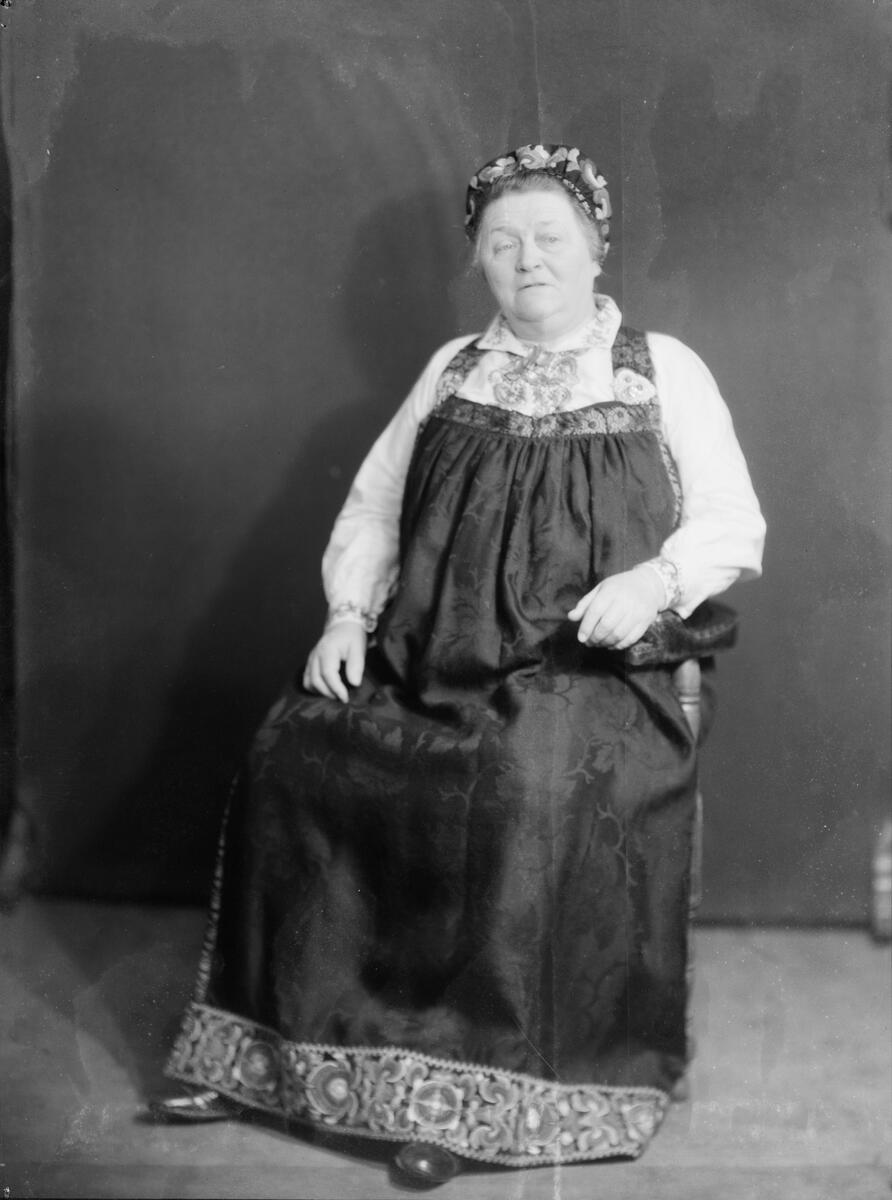 Portrett av Betzy Kjelsberg ikledd hallingdalsstakk.