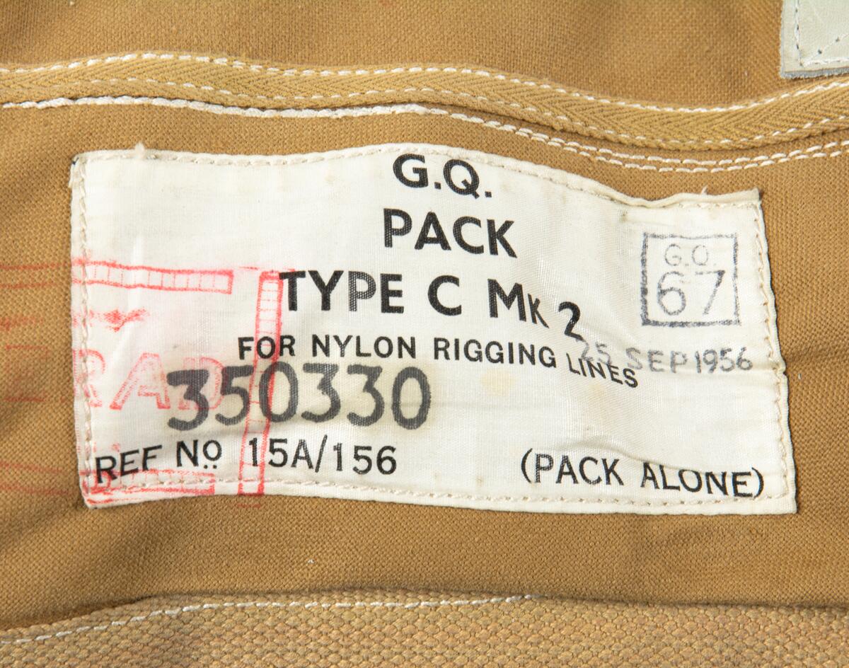 Bröstfallskärm, FASK 22. G.Q, Typ C. Mk.2.
Remmarnas utlösningsmekanism är helt mekanisk. Hölje av smärtingduk. Vit kalott av nylon. Skärmen är packad och stämplad Kasserad.
Medföljande sele med remmar av sadelgjord. Selen har individnumer 3834 och en etikett med texten; "Tillverkad av Irvin Fallskärmsaktiebolag Stockholm Sverige". (Osäkert om selen tillhör fallskärmen.)