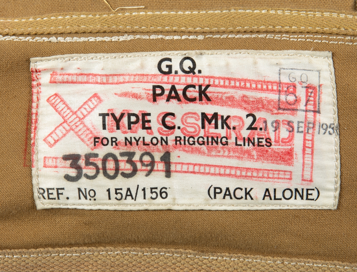 Bröstfallskärm, FASK 22. G.Q, Typ C. Mk.2.
Remmarnas utlösningsmekanism är helt mekanisk. Hölje av smärtingduk. Vit kalott av nylon. Skärmen är utlöst och stämplad Kasserad.
Medföljande tillhörande sele med remmar av sadelgjord.