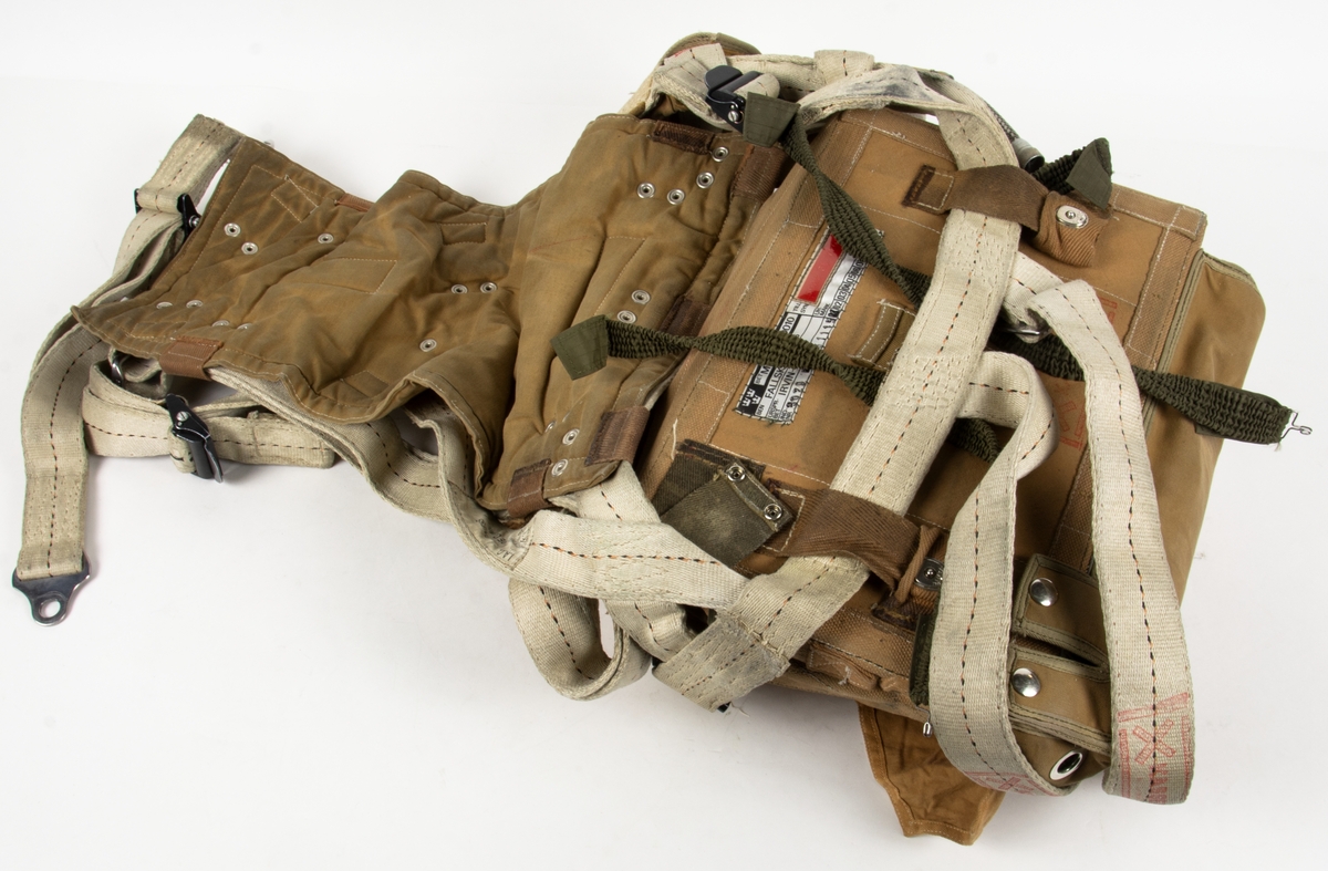 Fallskärm 06, Irvin-Mk 14, till Tp 52, Camberra. 
Bröstfallskärm med hölje av smärtingduk. sele av sadelgjord. Kalott av nylon. Skärmen ej packad.