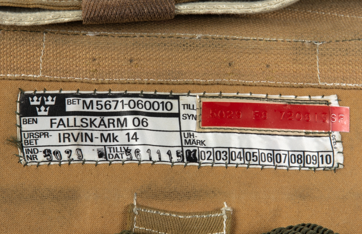 Fallskärm 06, Irvin-Mk 14, till Tp 52, Camberra. 
Bröstfallskärm med hölje av smärtingduk. sele av sadelgjord. Kalott av nylon. Skärmen ej packad.