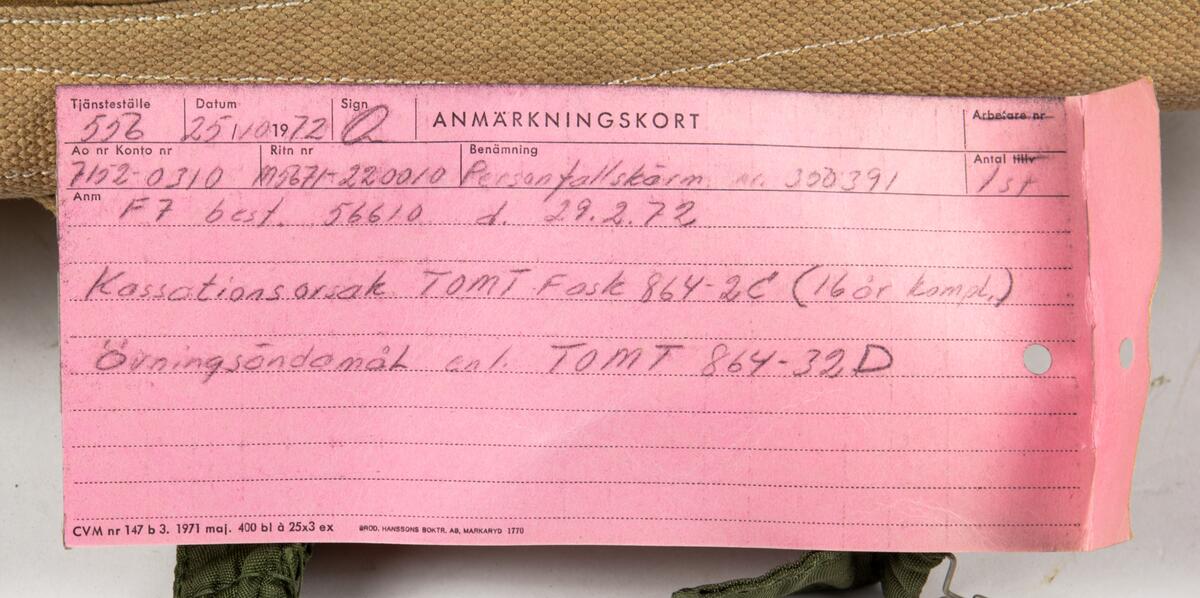 Bröstfallskärm, FASK 22. G.Q, Typ C. Mk.2.
Remmarnas utlösningsmekanism är helt mekanisk. Hölje av smärtingduk. Vit kalott av nylon. Skärmen är utlöst och stämplad Kasserad.
Medföljande tillhörande sele med remmar av sadelgjord.