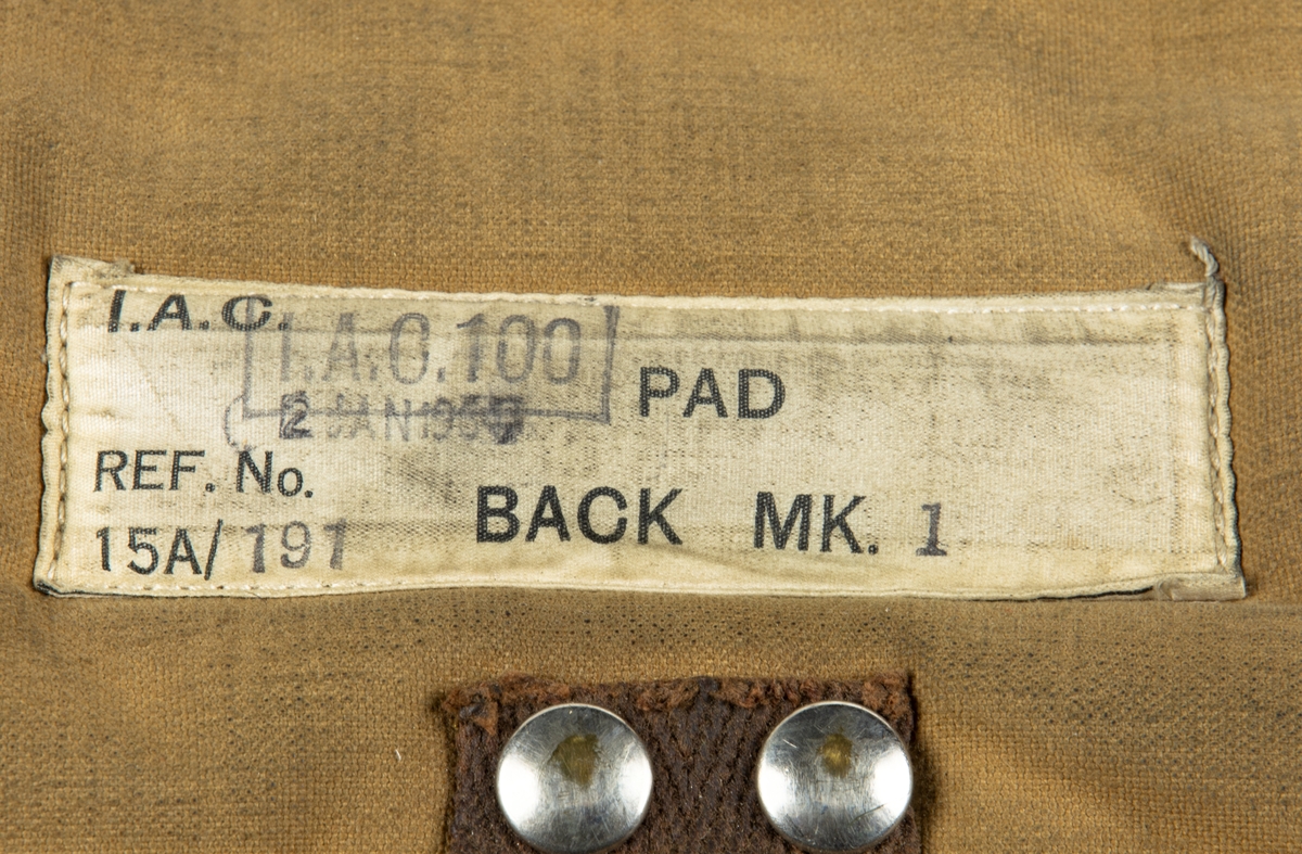 Fallskärm 06, Irvin-Mk 14, till Tp 52, Camberra. 
Bröstfallskärm med hölje av smärtingduk. sele av sadelgjord. Kalott av nylon. Skärmen ej packad.