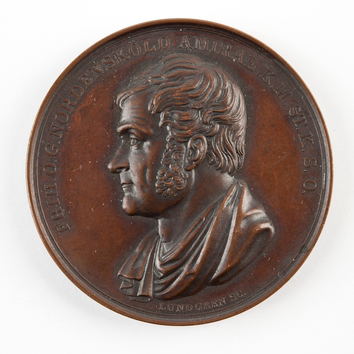 Åtsidan: Bröstbild av O. G. Nordenskjöld i mantelveck
Frånsidan: Ett linjeskepp under segel på havet.