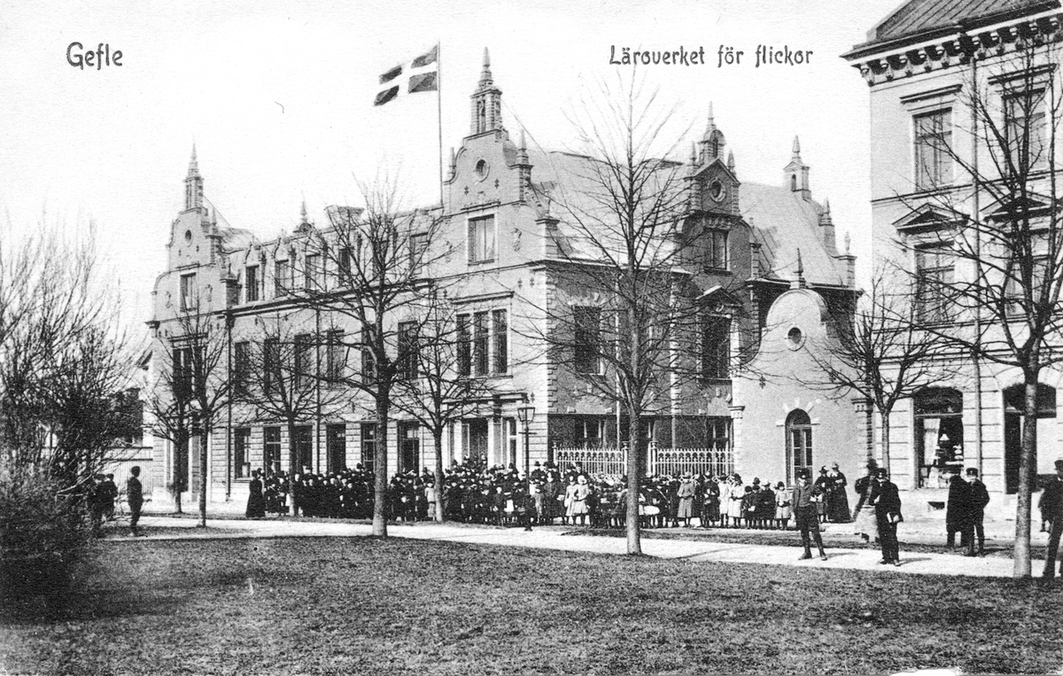 Gefle, Läroverket för flickor. Gävle kommunala flickskola, tidigare Högre flickskolan i Gävle. Den grundades 1859 av Elsa Borg, en av Cecilia Fryxells elever. Var från början likt de mindre tillfälliga flickpensioner som hade funnits i Gävle sedan 1830-talet, men kom att växa och bli permanent. Övertogs av Karolina Själander 1874, och kallades sedan Själanders skola. 1879 slogs den ihop med sin konkurrent, Clara Linds skola (1865-79), och kallades då Förenade elementarläroverket för fickor, men den fick 1882 namnet Högre flickskolan i Gefle.