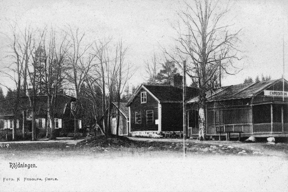 Röjdningen, Gefle. Sätra nr 3. Hemmanet köptes av N. J. Sehlberg år 1787, då byggdes  husen vid Röjningen. Sehlberg och hans son sysslade med mystiska och magiska ting, och samlade frimurarsällskap. Ett minne är den s.k. "frontonen" en skylt med sitt mystiska öga i mitten. Anslutning till byggnaderna låg vreten Karlifonien. Namnet är ett uttryck för drängarnas skämtlynne. Vid mitten av 1800-talet började Skarpskytteföreningen med målskjutning vid Röjningen, på 1900-talet köpte skyttarna både hus och jord.
