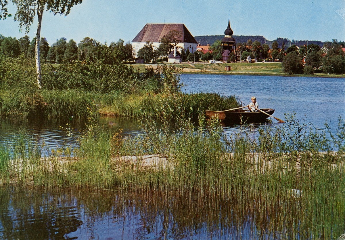 Norrland - Färgernas Land. Ljusdal. Kyrkan. Hälsingland.
Personen i båten är Göran Bäckman från Ljusdal.