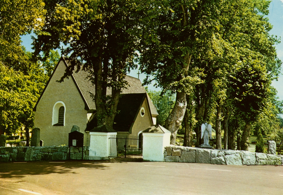 Hammarby kyrka, Upplands Väsby. Exteriören orörd sedan 1400-talet. Altarskåpet från samma tid.