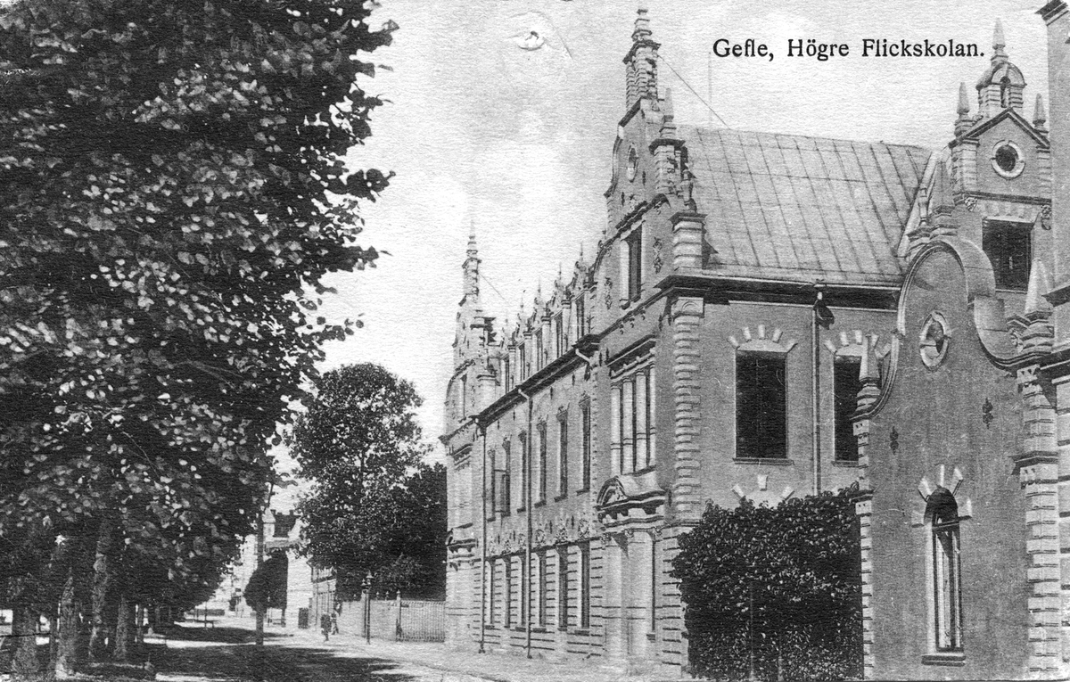 Gefle, Högre Flickskolan. Tillfälliga flickpensioner kom att  bli permanent. Övertogs av Karolina Själander 1874, och kallades Själanders skola. 1879 slogs den ihop med sin konkurrent, Clara Linds skola (1865-79), och kallades då Förenade elementarläroverket för fickor, men den fick 1882 namnet Högre flickskolan i Gefle.