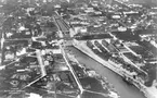 Gävle från flygplan. Gavleån. Brynäs. Immanuelskyrkan. Järnväg. Centralstation