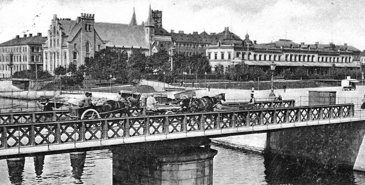Gefle, Svängbron (Jernvägsbron) mellan Södra Skeppsbron och Hamntorget började uppföras 1872 sedan stadsfullmäktige beslutat att en bro som kunde bära ett järnvägståg men även öppnas för fartyg skulle byggas. Bron svängdes med handdrivet maskineri. En tid fanns en fast anställd brovakt, kallad Svängarn