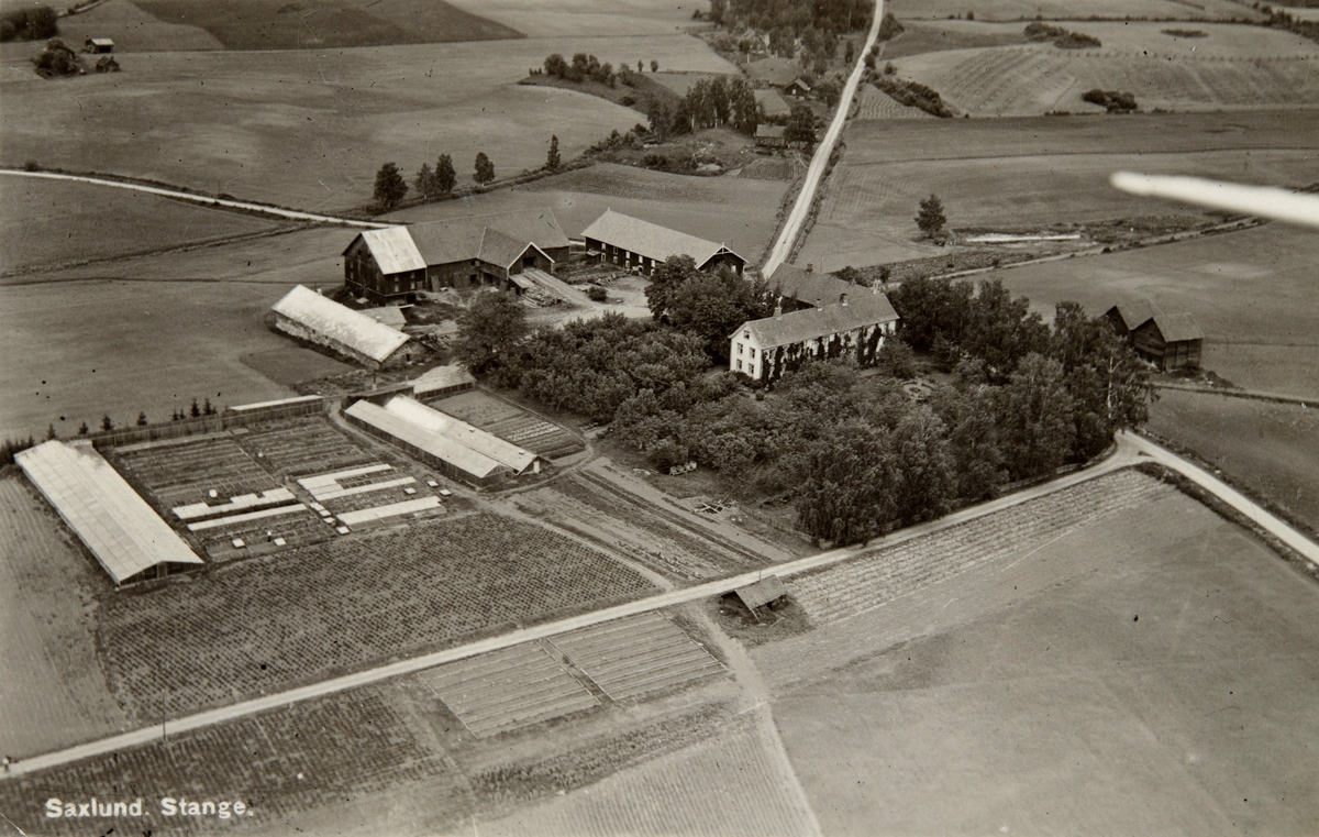 Stange, Sakslund gård, flyfoto, gardsbebyggelse, drivhus, gartneri.
