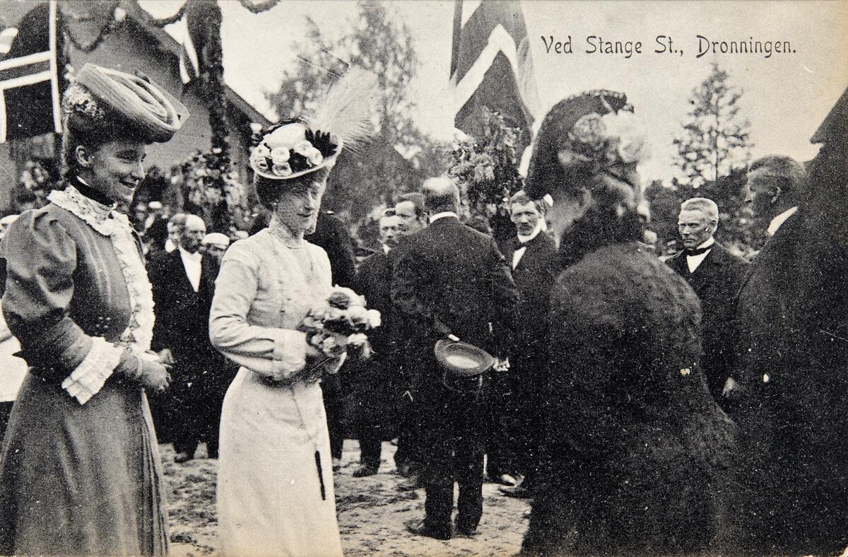 Postkort, Stange stasjon, kroningsreisen 1906, toget med kongefamilien stopper på Stange, folk venter på perrongen, dronning Maud hilser på fru ordfører Anna Emilie Blehr f. Westrup, hoffdame Marie Fougner,