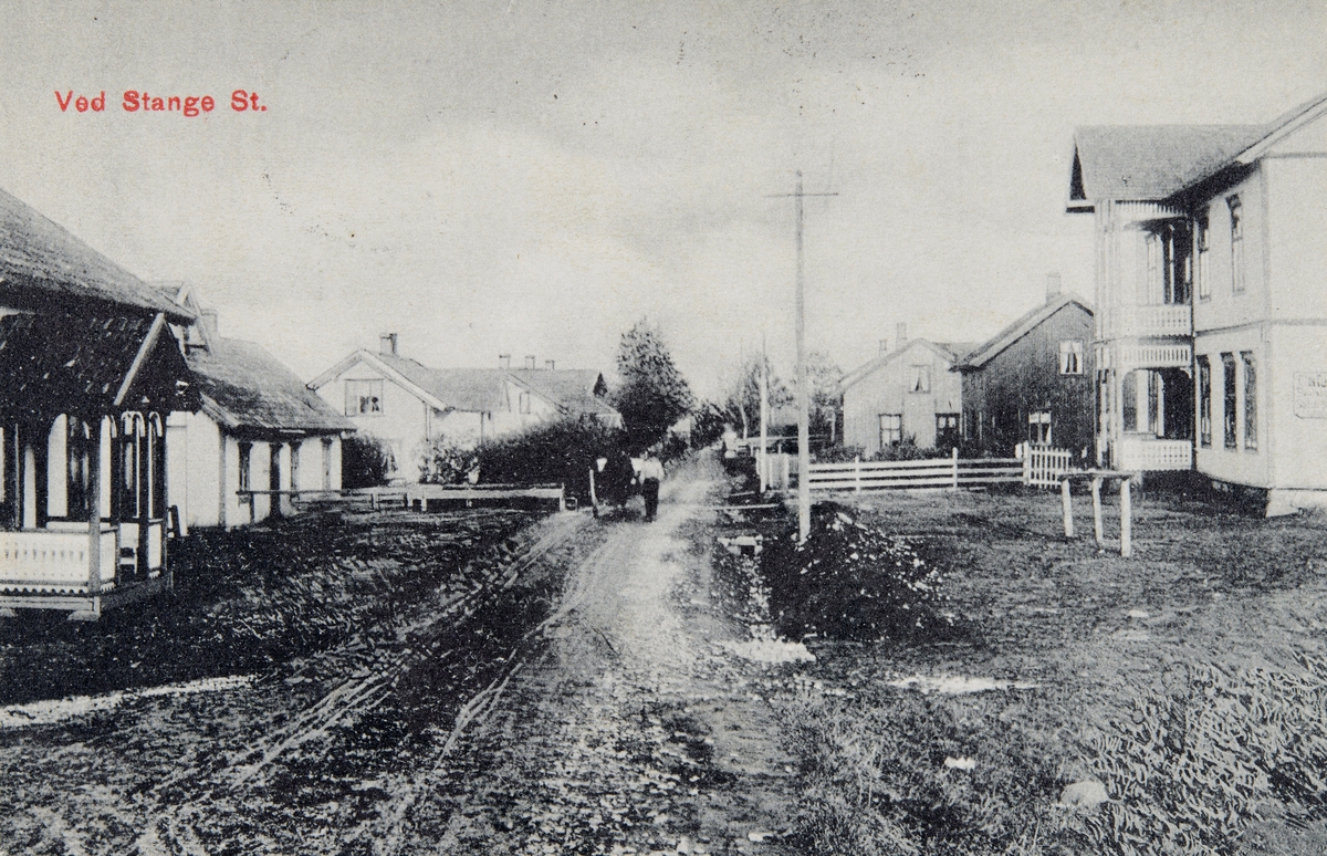 Postkort, Stange sentrum, Stangebyen, Storgata, Vaterland, sett fra jernbanestasjonen, til venstre: Nydal hvor det var Cafe, til høyre Skramstadgården som ble oppført 1880-90,