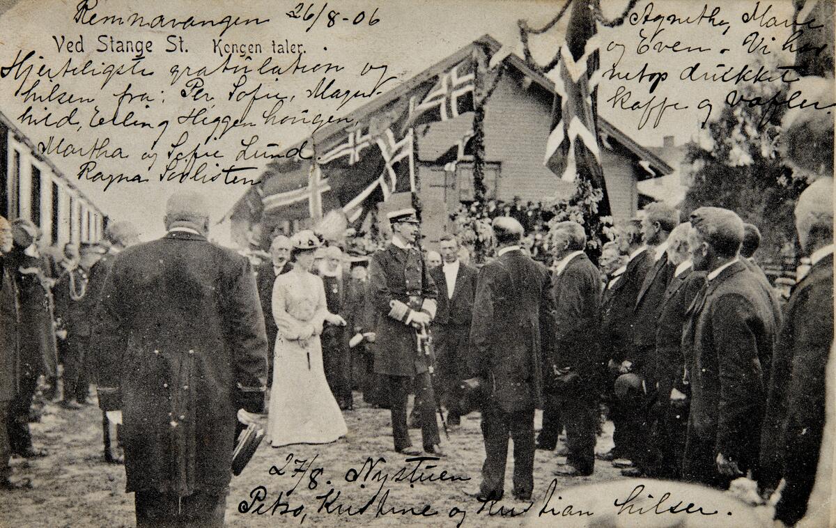 Postkort, Stange stasjon, kroningsreisen 1906, toget med kongefamilien stopper på Stange, folk venter på perrongen, dronning Maud og kong Haakon hilser på ordfører Blehr, 