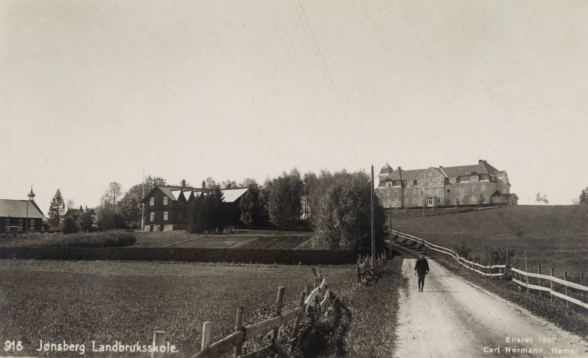 Postkort, Stange, Romedal, Jønsberg Landbruksskole, gården innkjøpt av Hedemarkens Amt i 1847 for å drive landbruksutdanning i Hedmark, internatbygningen, bygdeveg,