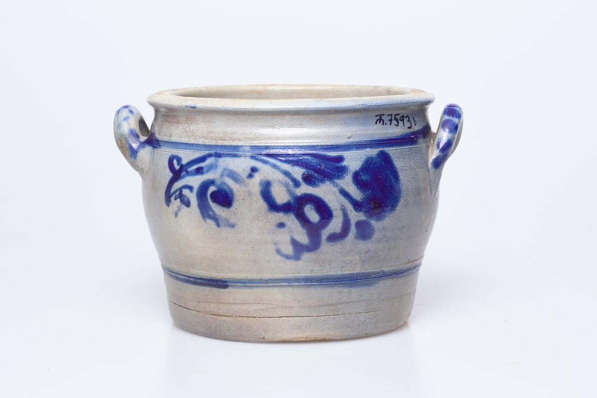 To hollanske krukker som tar henholdsvis 3 liter (a) og 4 liter (b). To håndtak øverst, de er malt grå med mønster i blått.