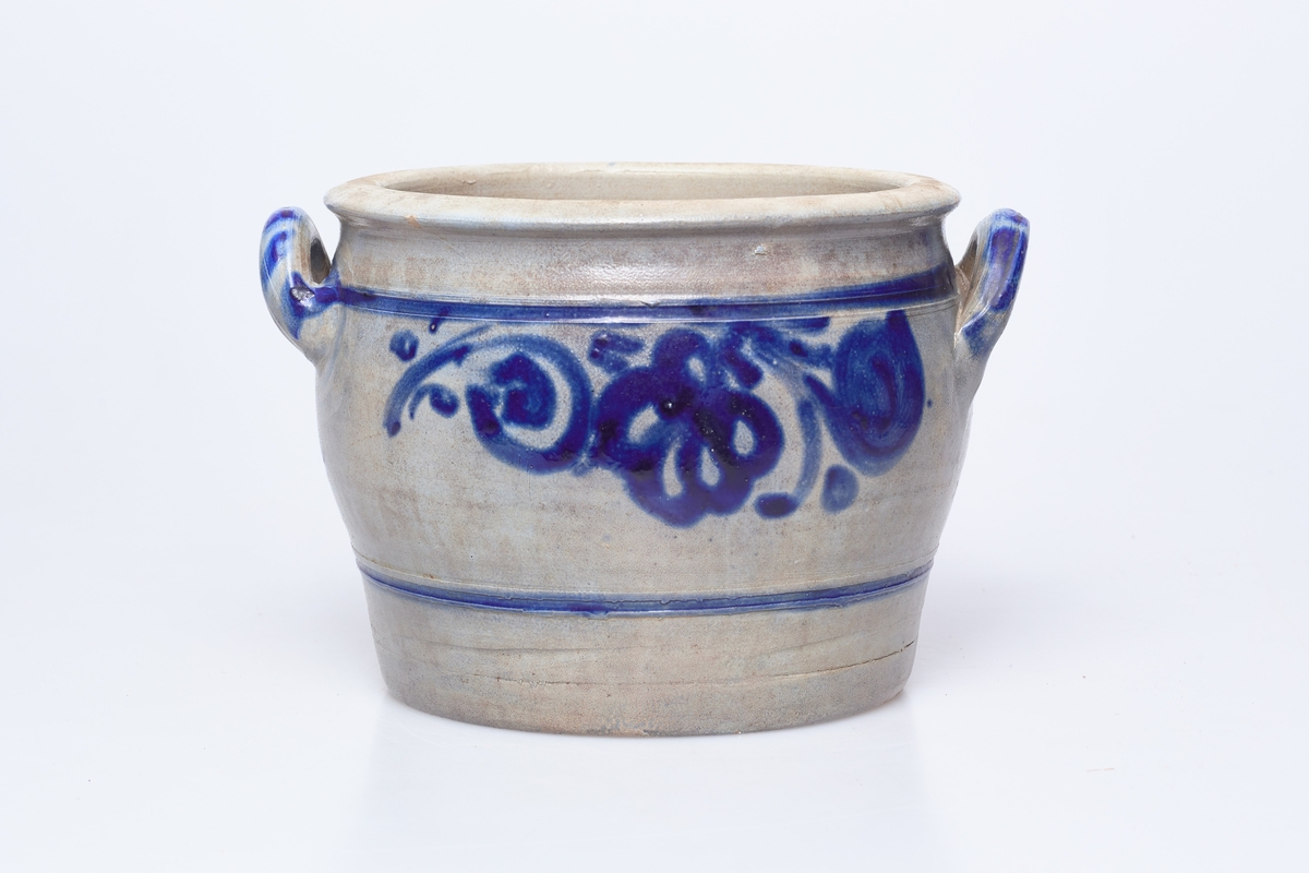 To hollanske krukker som tar henholdsvis 3 liter (a) og 4 liter (b). To håndtak øverst, de er malt grå med mønster i blått.