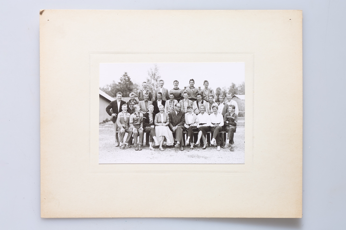 Ti fotografier av elever og en del lærere ved Østre Toten middelskole (realskole), Seks av dem er rammet inn (a - f), og fire er uinnrammet (g - j). Fotografiene viser;  (a ) elever og lærere 1875-1876, (b) elever og lærere 1882-1883, (c)  4. klasse våren 1907, (d) 2. klasse våren 1940, (e) 3 b våren 1940, (f) 3. klasse våren 1954. 
Fotografiene (g - j) er ikke innrammet eller datert, men viser elever fra ulike år.