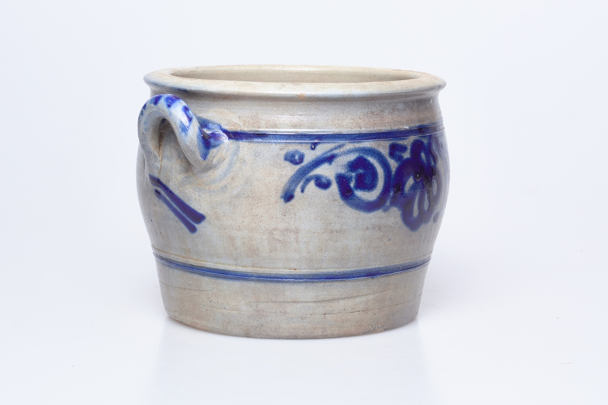 To hollanske krukker som tar henholdsvis 3 liter (a) og 4 liter (b). To håndtak øverst, de er malt grå med mønster i blått.