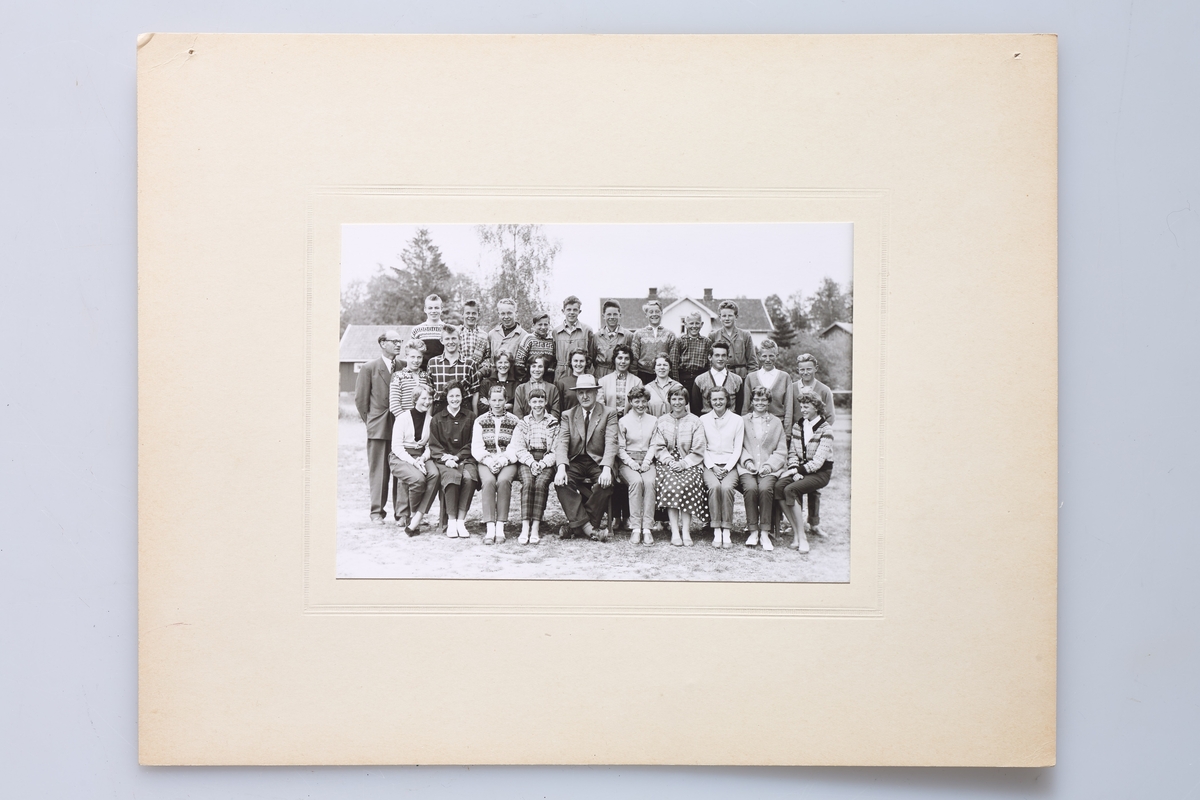 Ti fotografier av elever og en del lærere ved Østre Toten middelskole (realskole), Seks av dem er rammet inn (a - f), og fire er uinnrammet (g - j). Fotografiene viser;  (a ) elever og lærere 1875-1876, (b) elever og lærere 1882-1883, (c)  4. klasse våren 1907, (d) 2. klasse våren 1940, (e) 3 b våren 1940, (f) 3. klasse våren 1954. 
Fotografiene (g - j) er ikke innrammet eller datert, men viser elever fra ulike år.