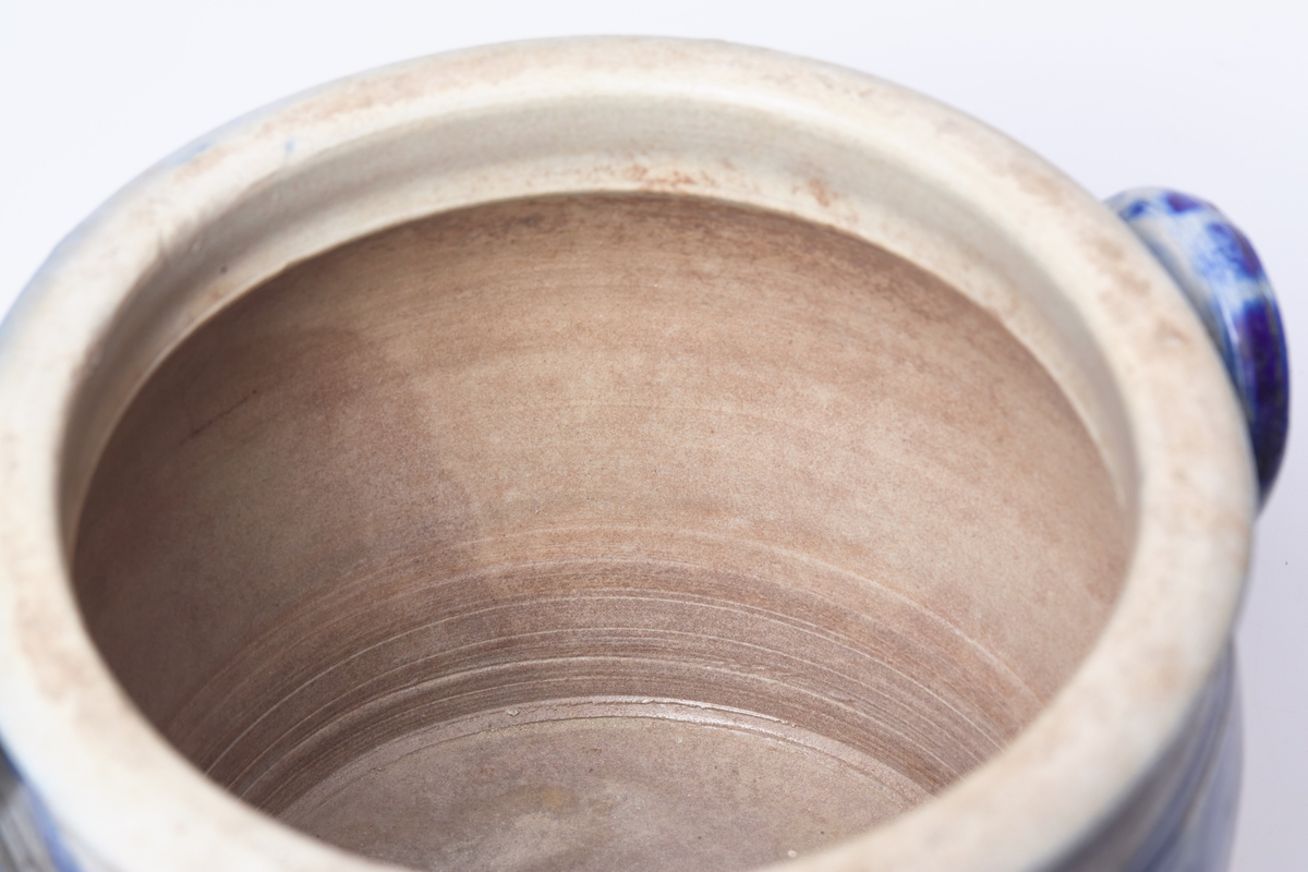 To hollanske krukker som tar henholdsvis 3 liter (a) og 4 liter (b). To håndtak øverst, de er malt grå med mønster i blått.