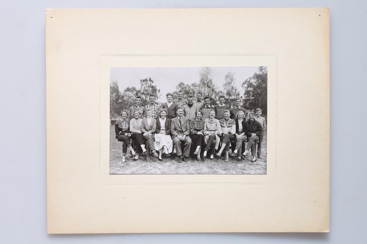 Ti fotografier av elever og en del lærere ved Østre Toten middelskole (realskole), Seks av dem er rammet inn (a - f), og fire er uinnrammet (g - j). Fotografiene viser;  (a ) elever og lærere 1875-1876, (b) elever og lærere 1882-1883, (c)  4. klasse våren 1907, (d) 2. klasse våren 1940, (e) 3 b våren 1940, (f) 3. klasse våren 1954. 
Fotografiene (g - j) er ikke innrammet eller datert, men viser elever fra ulike år.