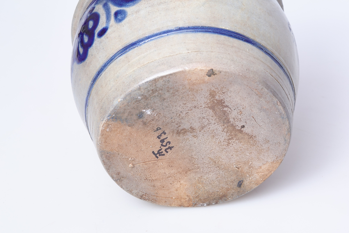 To hollanske krukker som tar henholdsvis 3 liter (a) og 4 liter (b). To håndtak øverst, de er malt grå med mønster i blått.